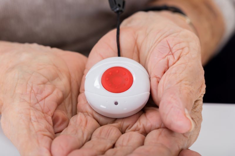 Los mejores sistemas de alarma para personas mayores con botón SOS
